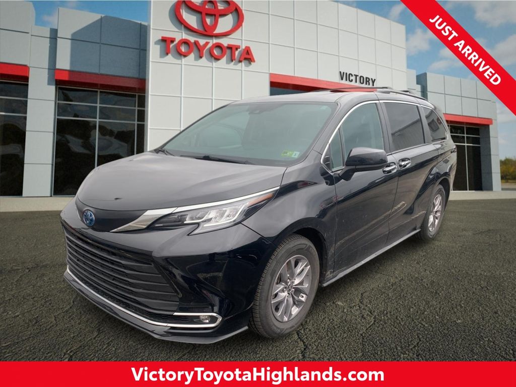 2022 Toyota Sienna XLE 7-Passenger AWD