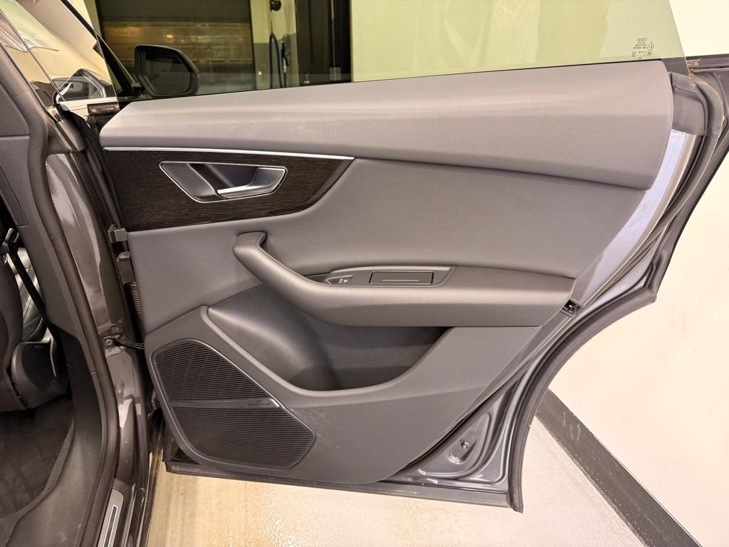 Thumbnail: 2021 Audi Q8 - 25
