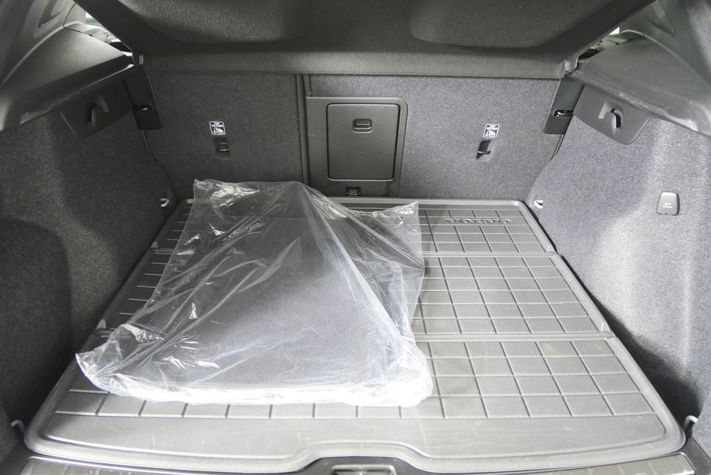 Thumbnail: 2025 Volvo XC40 - 15