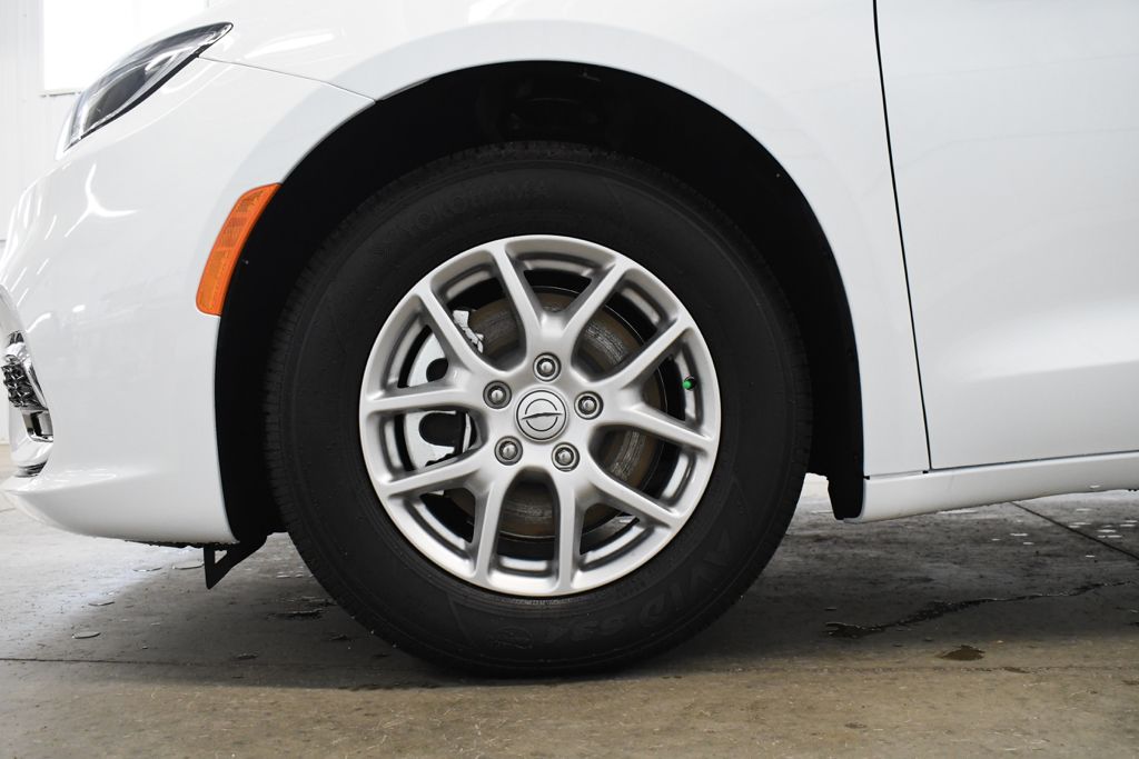 Used 2026 White Chrysler Select image 4