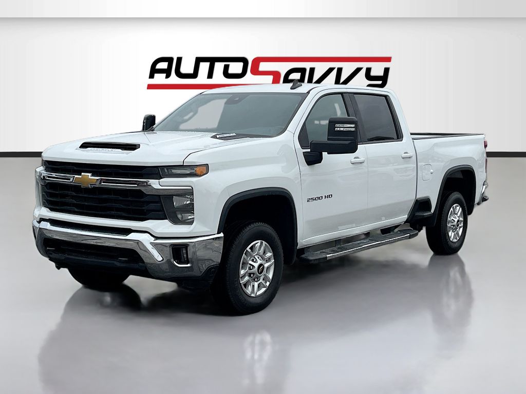 Used 2025 White Chevrolet LT image 3