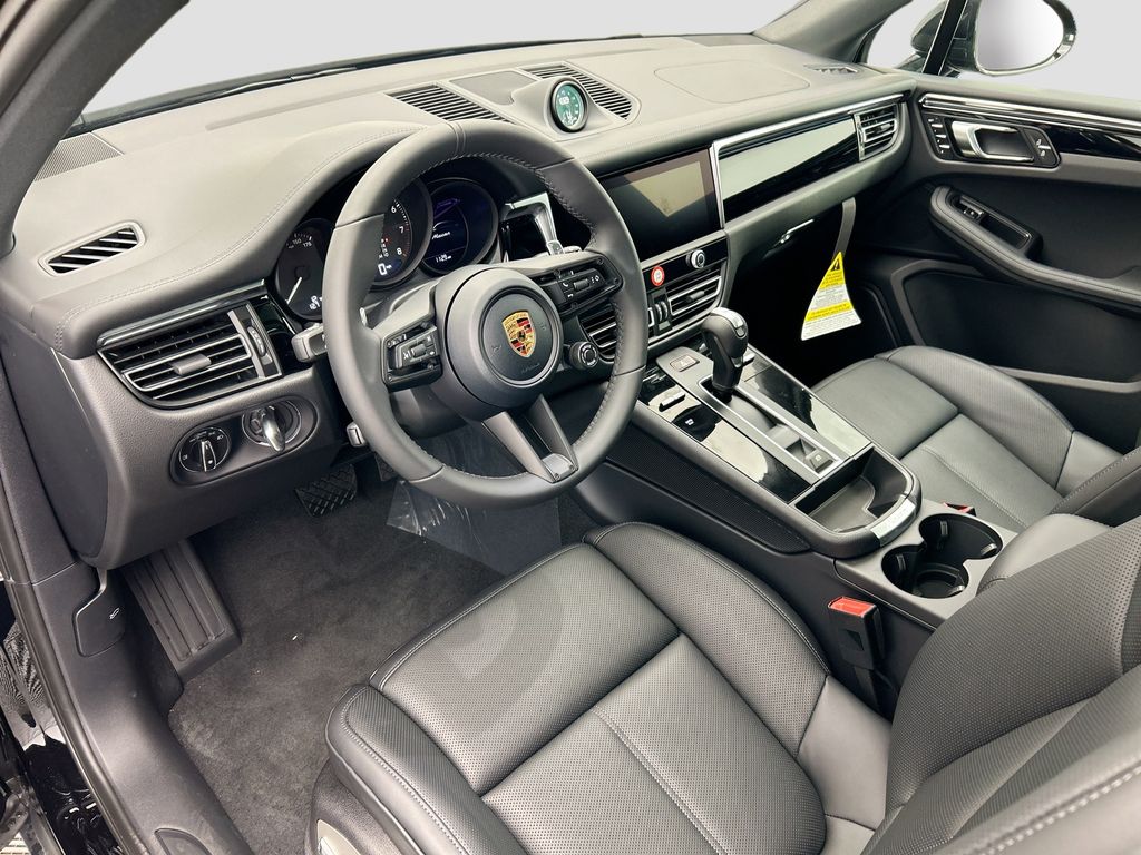 Thumbnail: 2026 Porsche Macan - 4