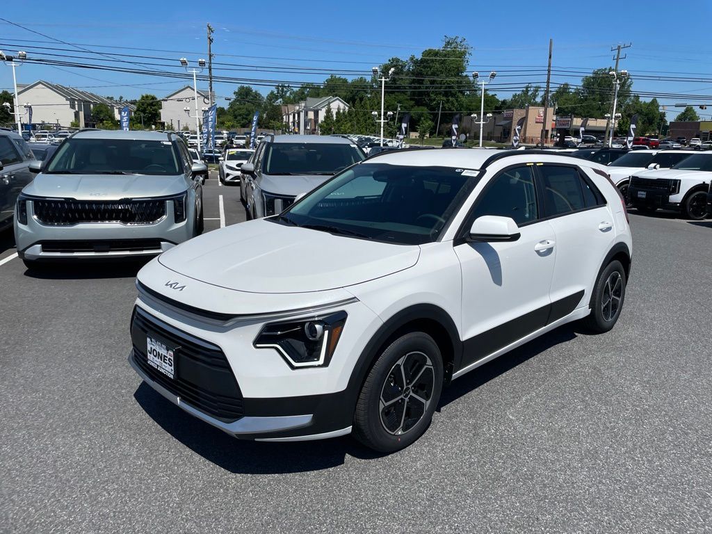 White Pearl 2026 Kia Niro LX FWD SUV / Crossover Front-Wheel Drive 6-Speed Dual Clutch