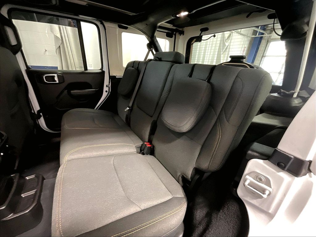 2024 Jeep Wrangler — photo 15