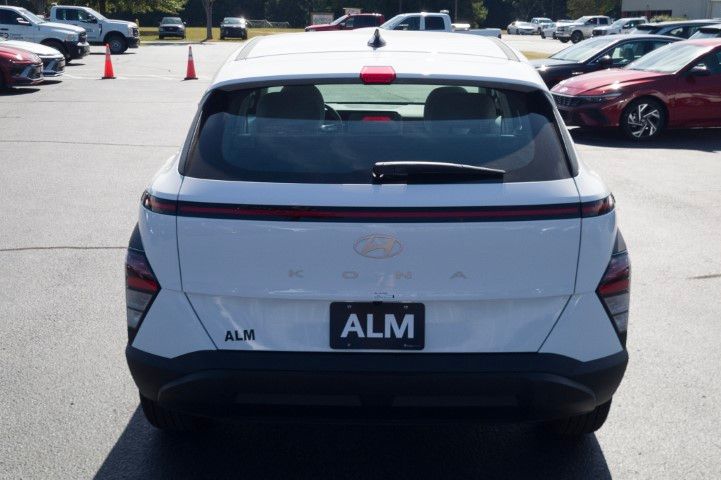 New 2027 White Hyundai SE image 6
