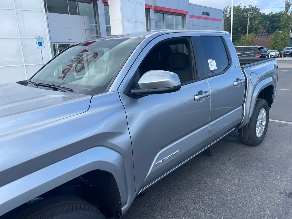 2025 Toyota Tacoma SR5 Double Cab photo 3
