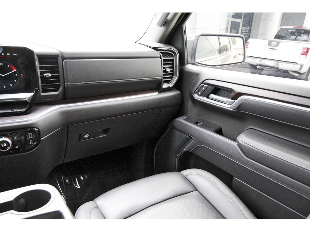 2025 GMC Sierra 1500 SLT - 9