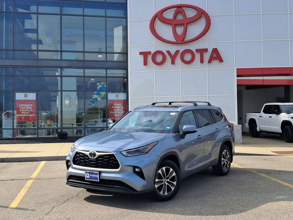 Moon Dust 2021 Toyota Highlander XLE AWD SUV / Crossover All-Wheel Drive 8-Speed Automatic