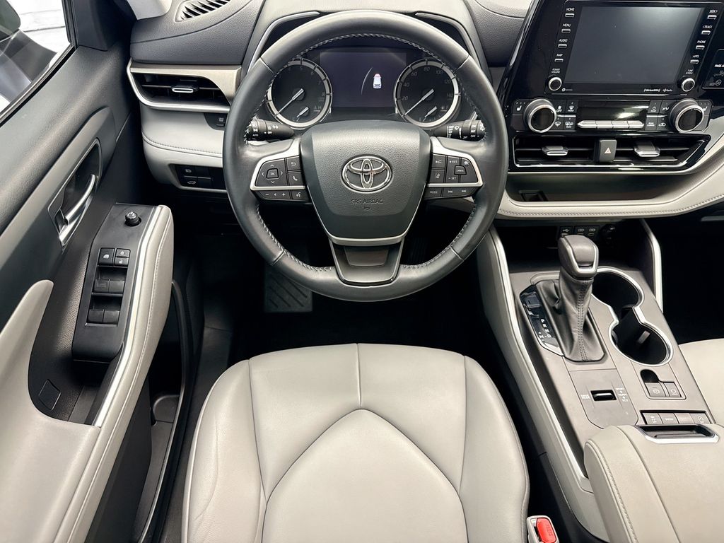 Thumbnail: 2022 Toyota Highlander - 10