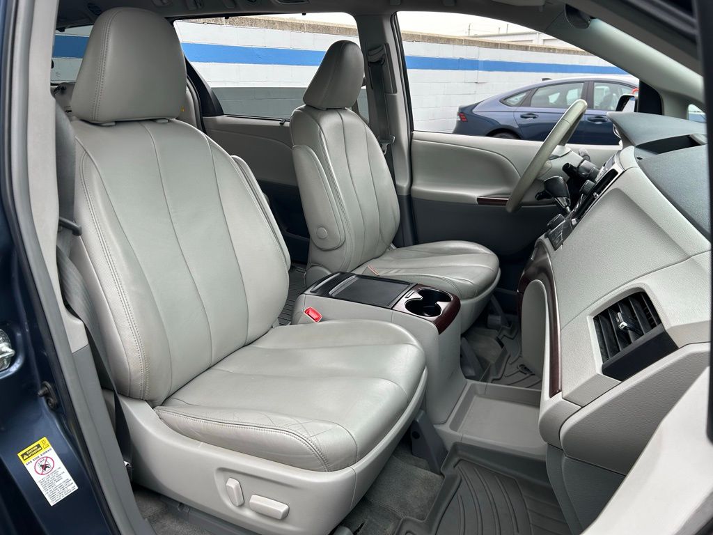 2014 Toyota Sienna XLE 25