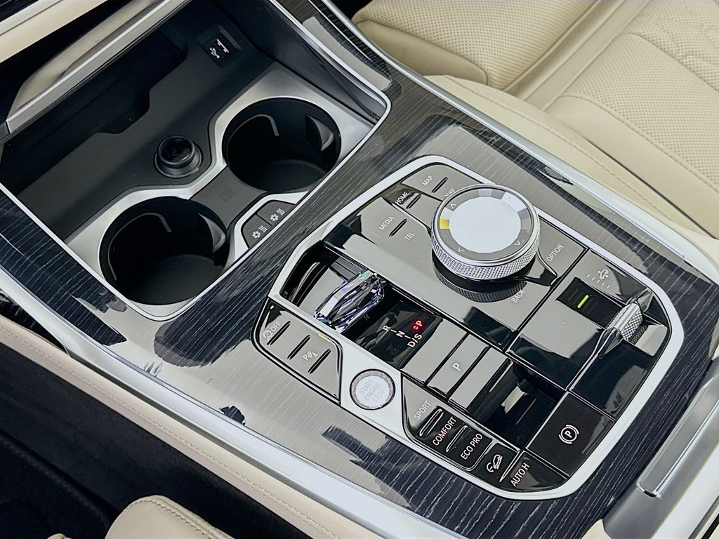 Thumbnail: 2027 BMW X7 - 15