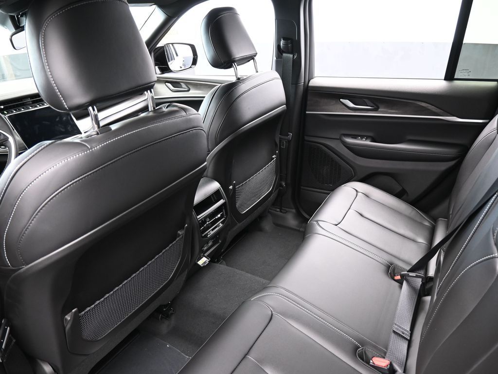 New 2025 Diamond Black Crystal Pearlcoat Jeep Limited image 28