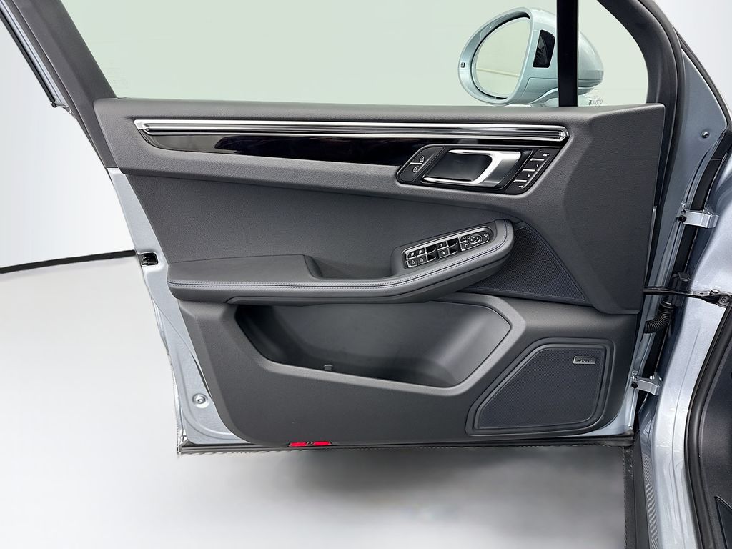 Thumbnail: 2026 Porsche Macan - 25