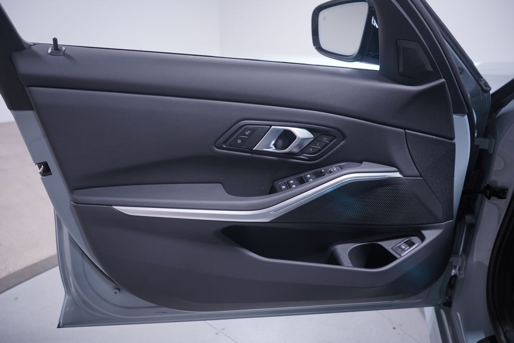 2025 BMW 3 Series 330i 10