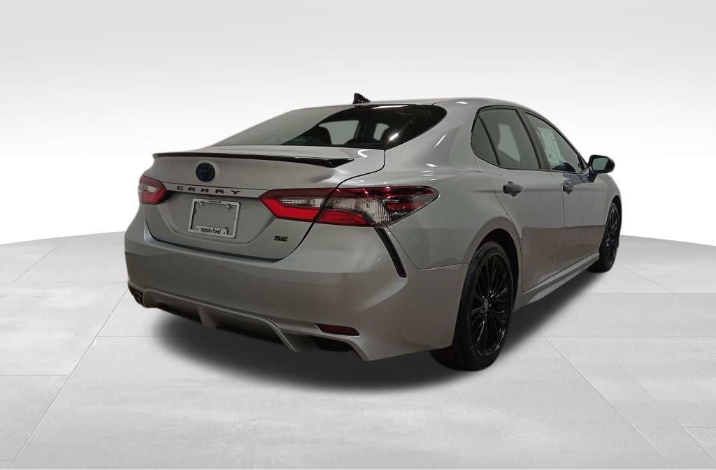 2022 Toyota Camry SE Hybrid