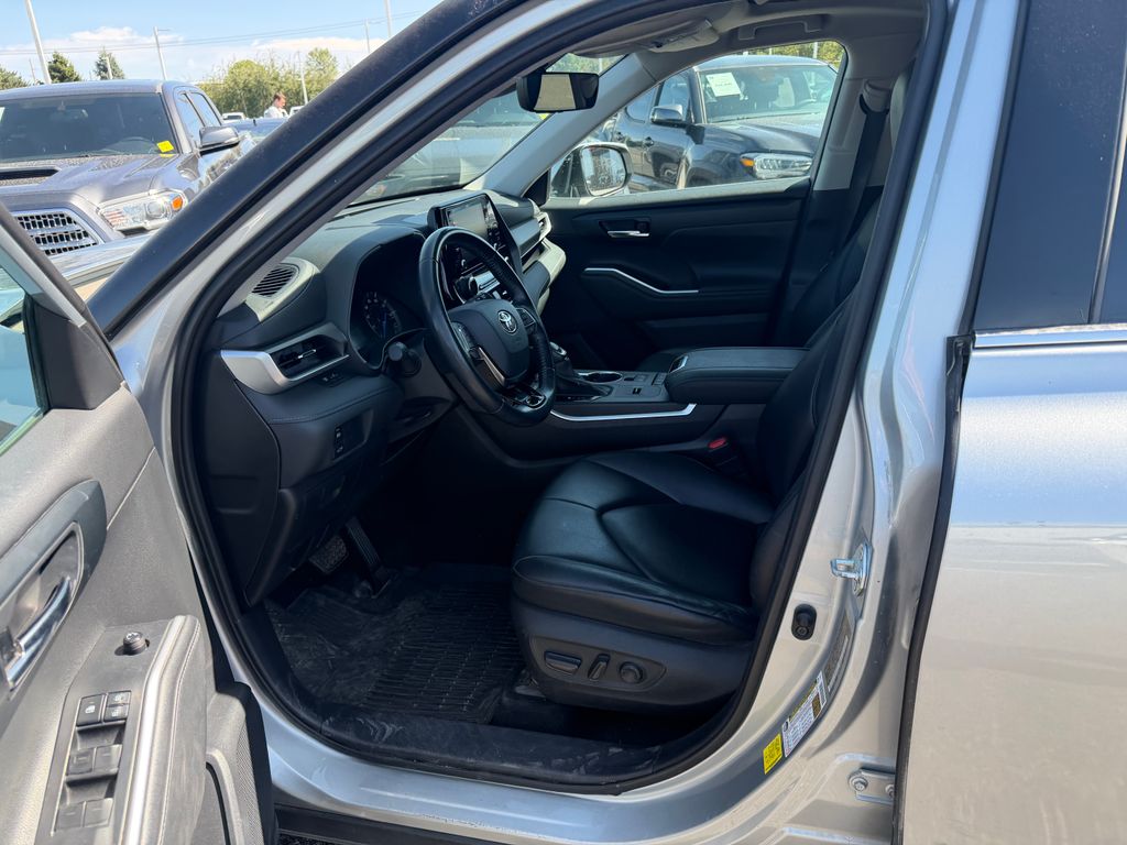 Used 2021 Toyota Highlander Hybrid SUV