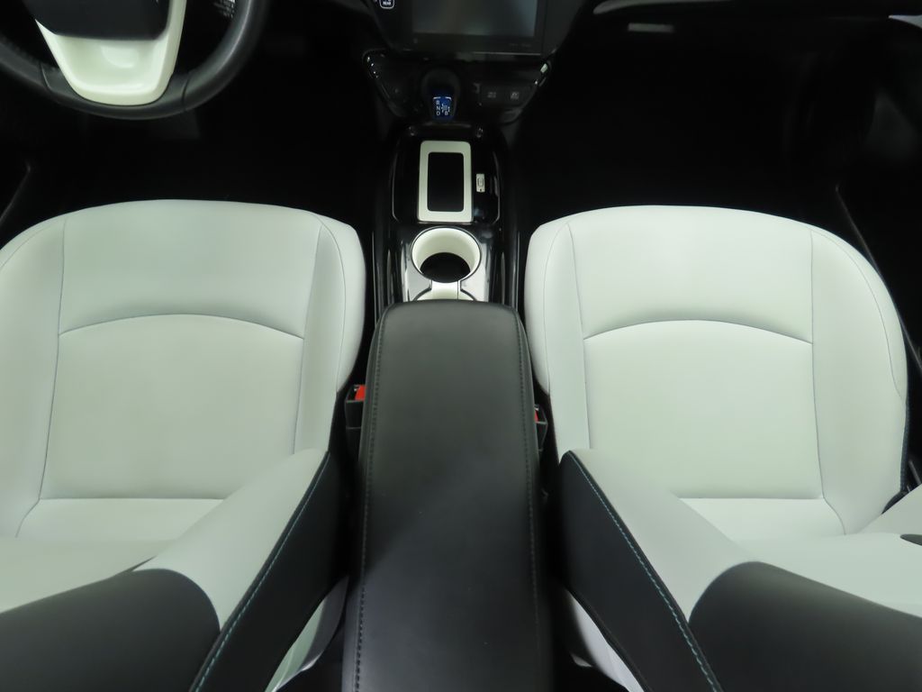 2018 Toyota Prius Four 17