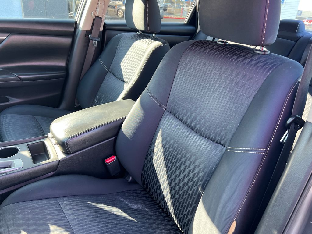 Thumbnail: 2017 Nissan Altima - 15