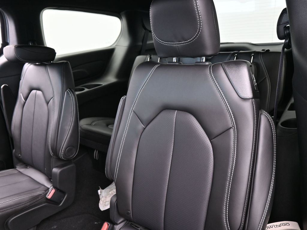 New 2026 Silver Mist Clearcoat Chrysler Select image 27