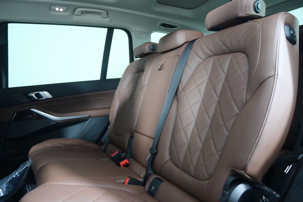 Thumbnail: 2026 BMW X7 - 16