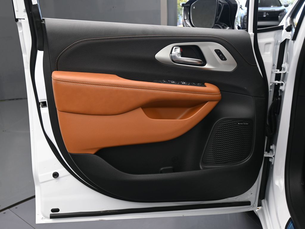 New 2026 Bright White Clearcoat Chrysler Pinnacle image 30