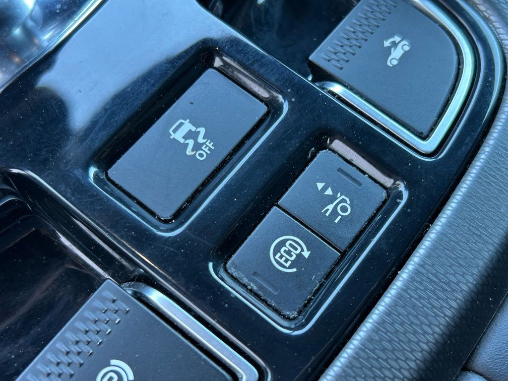 Used 2014  Jaguar S image 33