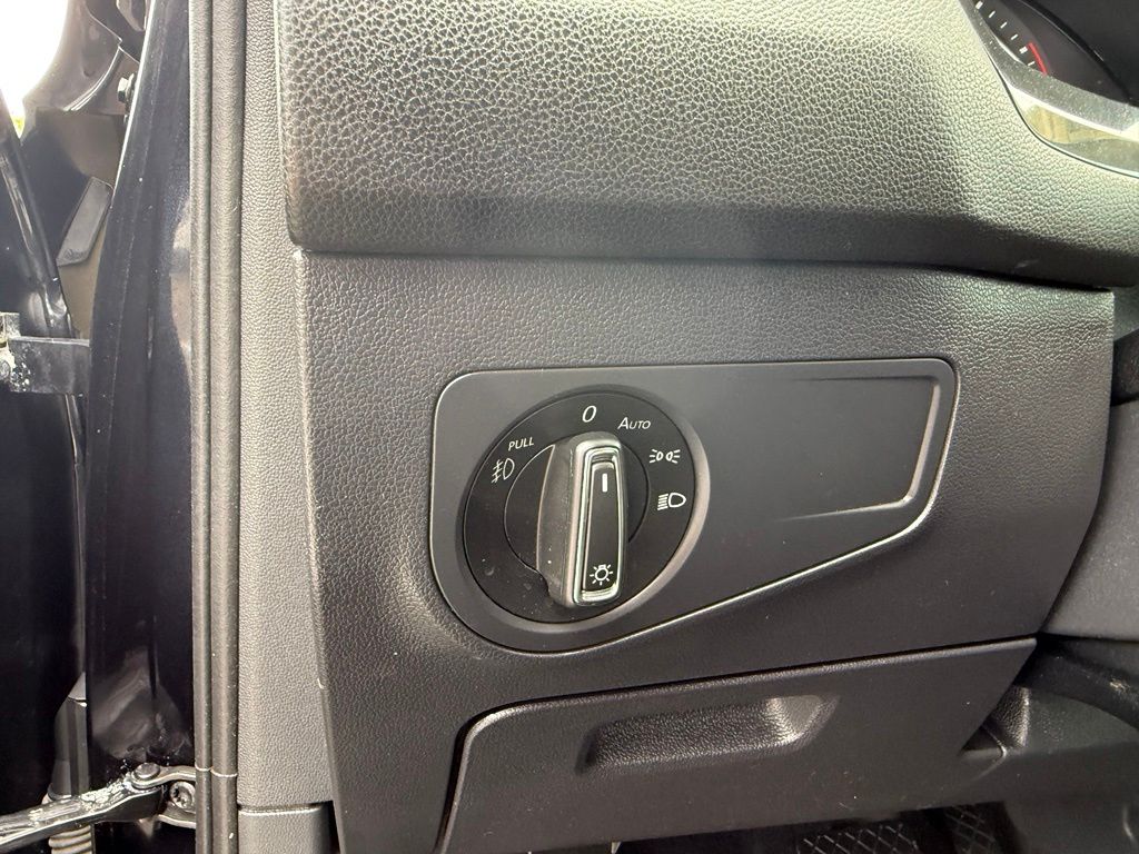 Thumbnail: 2018 Volkswagen Tiguan - 12