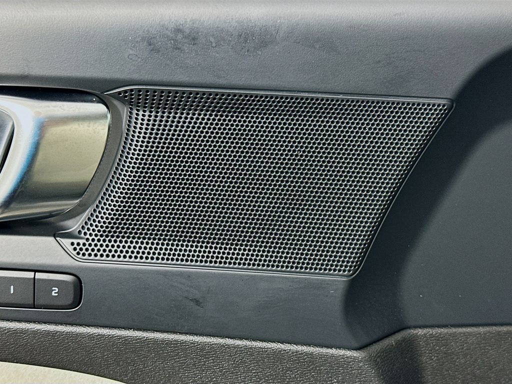 Thumbnail: 2023 Volvo XC40 - 19