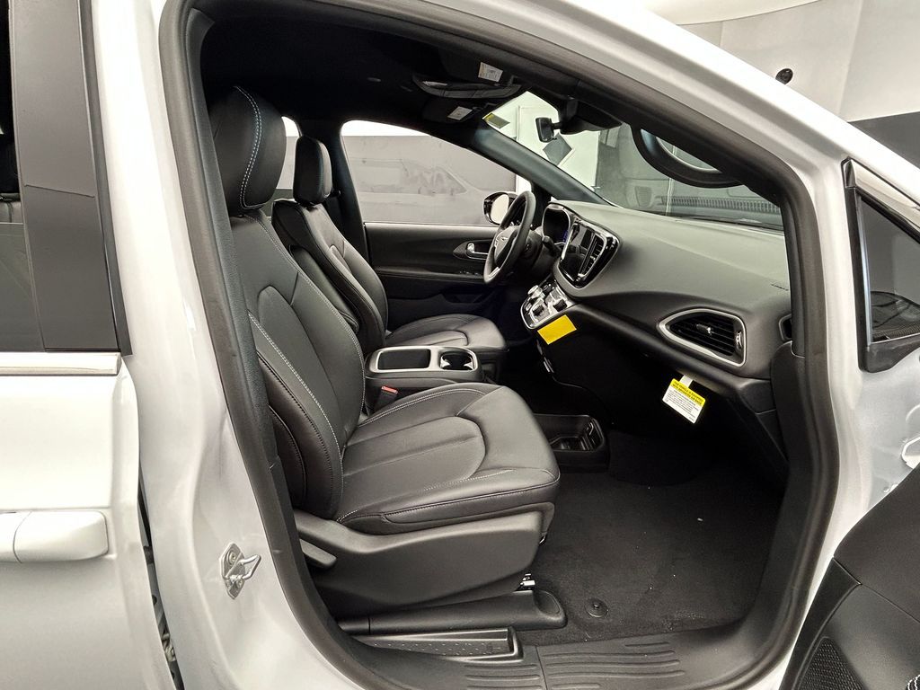 New 2026 Bright White Clearcoat Chrysler LX image 36