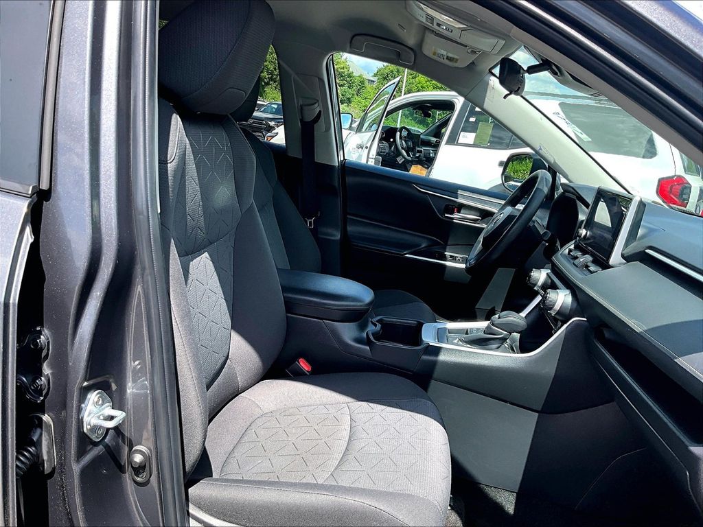 2024 Toyota RAV4 — photo 11