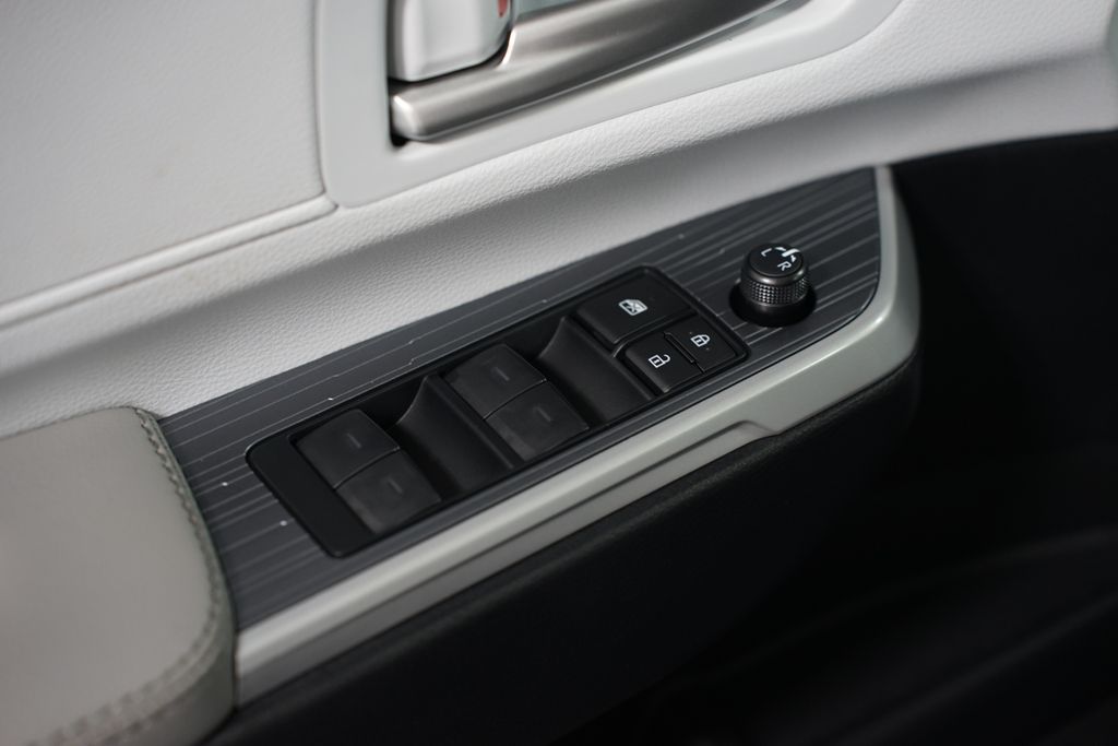 Thumbnail: 2025 Toyota Sienna - 32