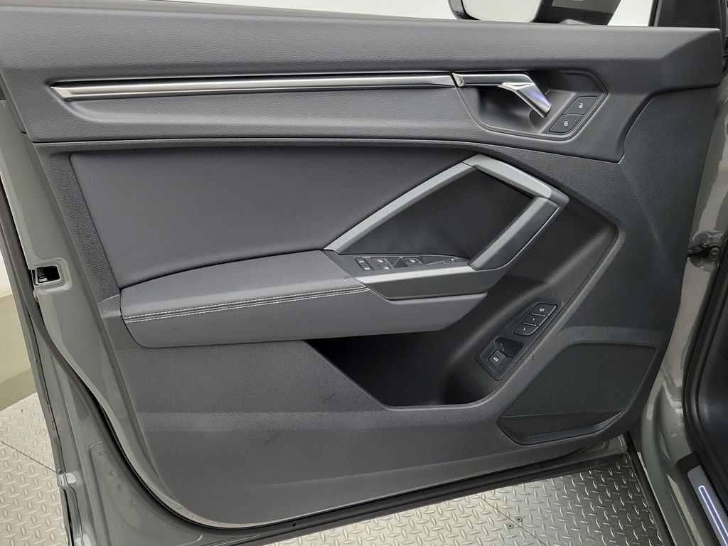 Thumbnail: 2023 Audi Q3 - 32