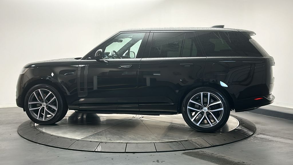 2025 Land Rover Range Rover SE 2