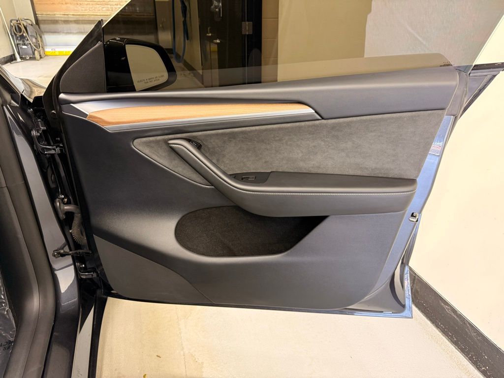 2024 Tesla Model Y Long Range 27