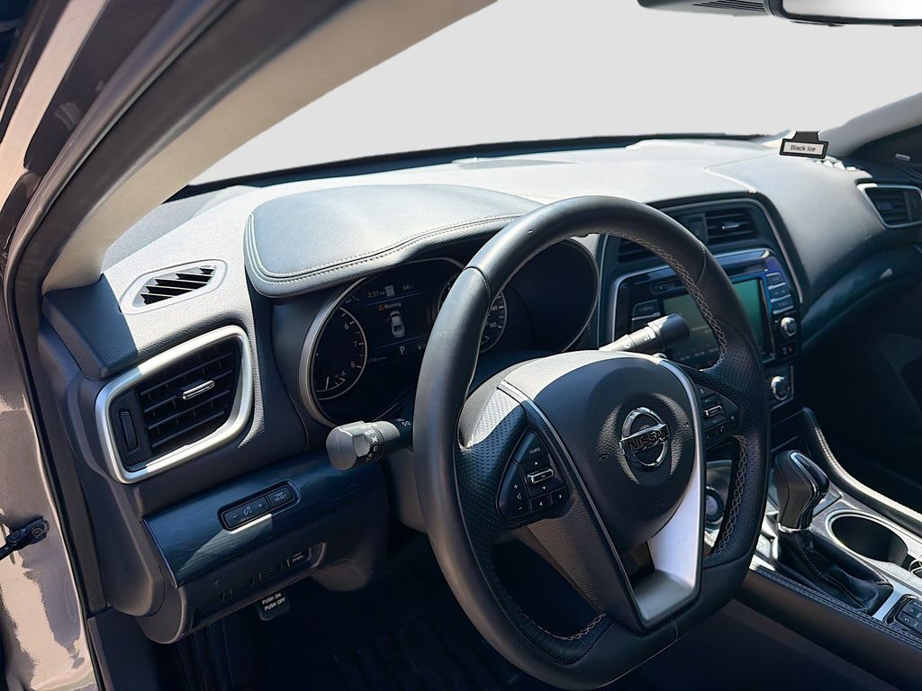 Used 2023 Gray Nissan Platinum image 9