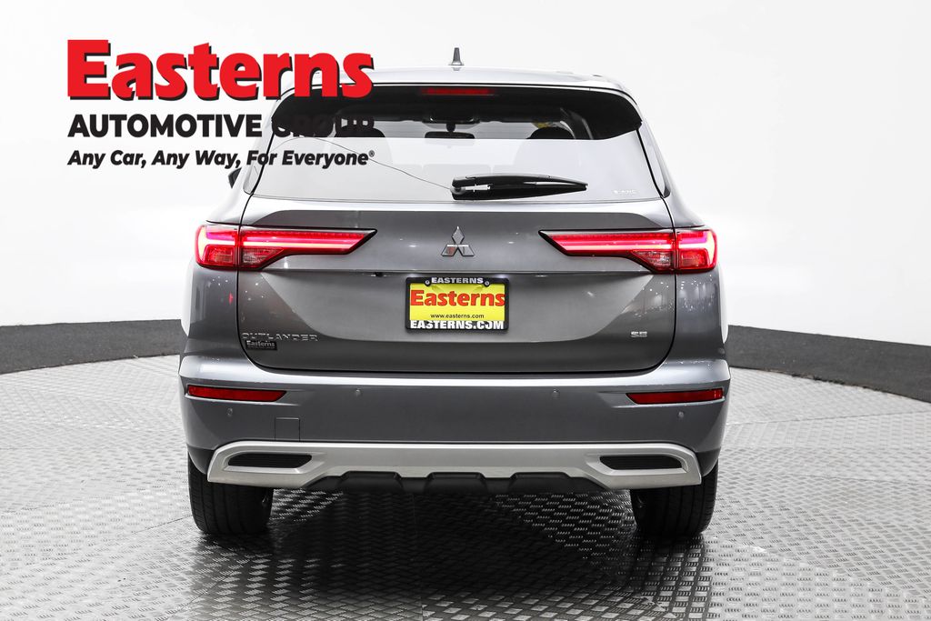 Used 2023 Silver Mitsubishi SE image 6