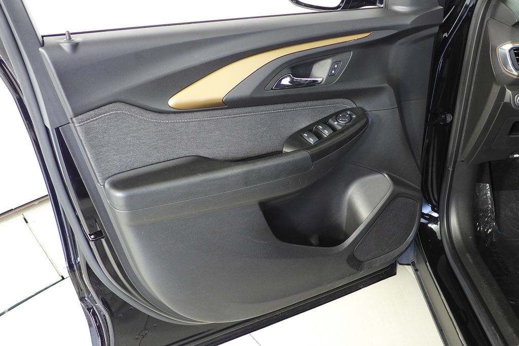 Thumbnail: 2023 Chevrolet TrailBlazer - 11