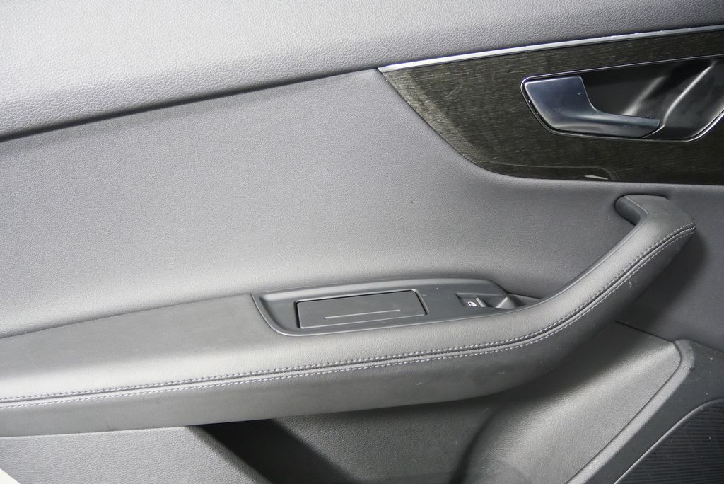 Thumbnail: 2023 Audi Q7 - 13