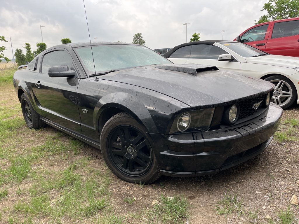 2005 Ford Mustang GT Deluxe 2