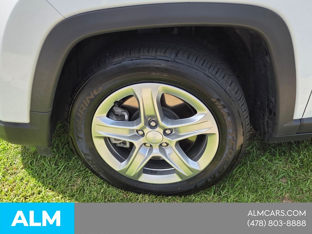 Used 2024 White Jeep Latitude image 3