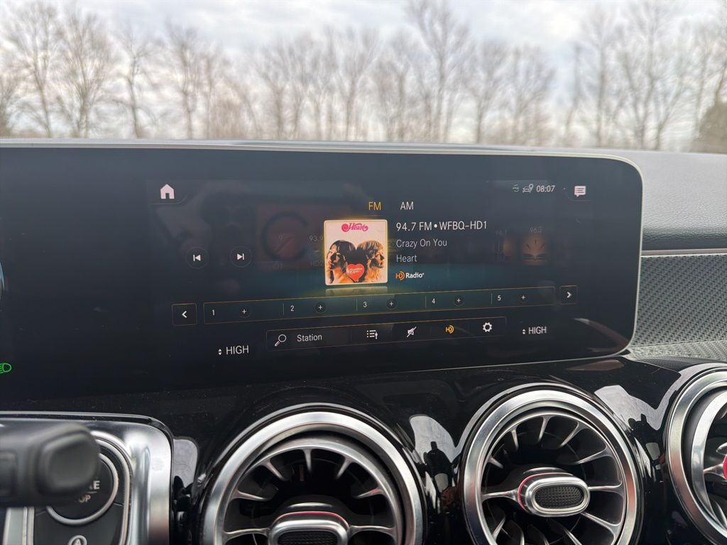 Thumbnail: 2020 Mercedes-Benz GLB - 32