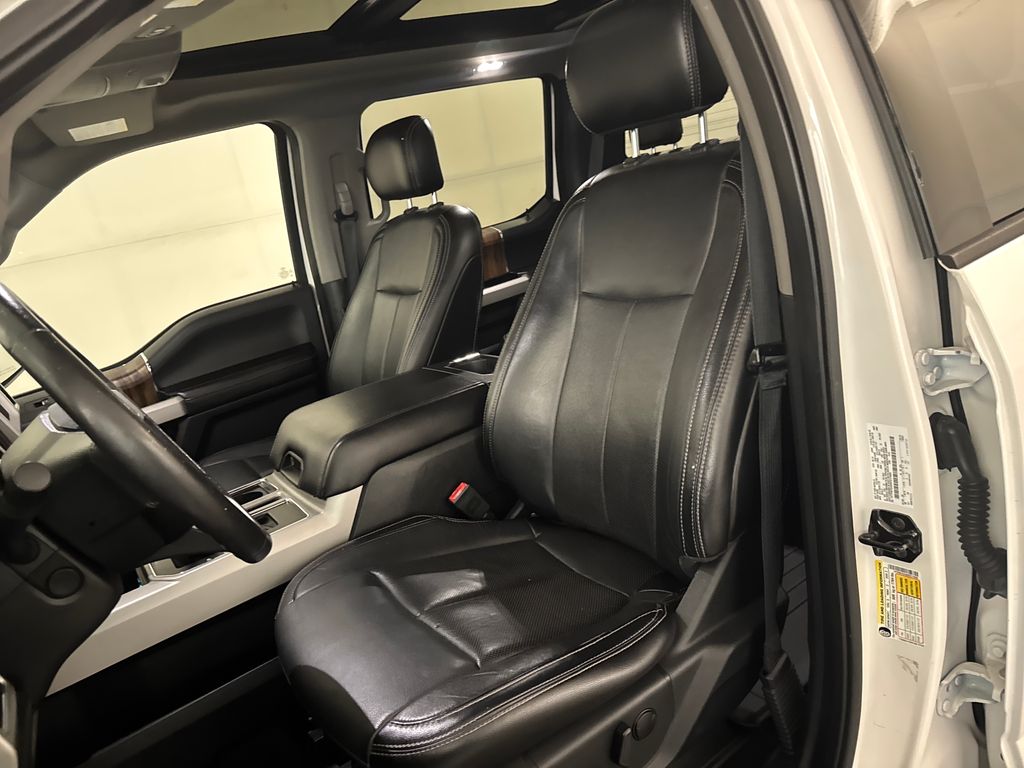 2019 White Platinum Clearcoat Metallic Ford F-150 Lariat 4X4 Truck