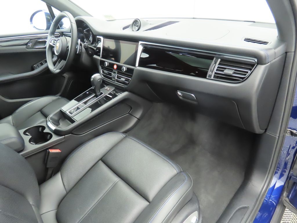 Thumbnail: 2022 Porsche Macan - 16