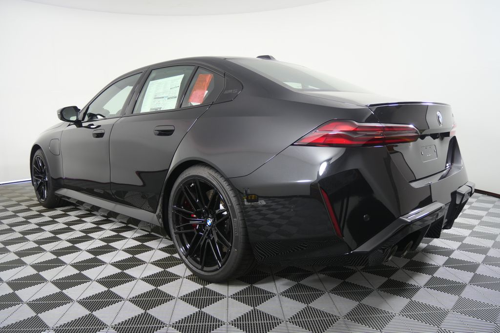 Thumbnail: 2027 BMW M5 - 5