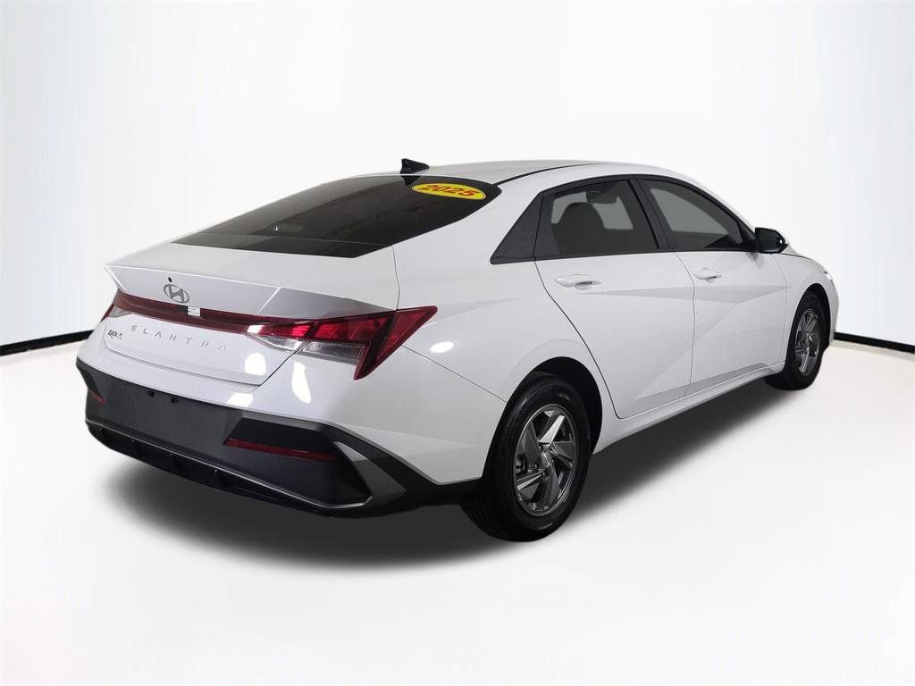 2025 Hyundai Elantra SE - Photo 5