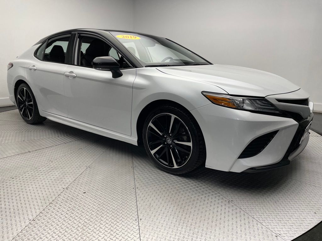 2019 Toyota Camry XSE 3