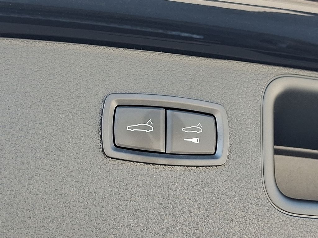 Thumbnail: 2026 Porsche Macan - 30