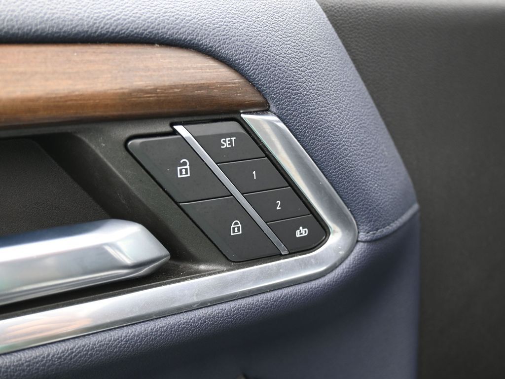 Used 2022 Iridescent Pearl Tricoat Chevrolet High Country image 18