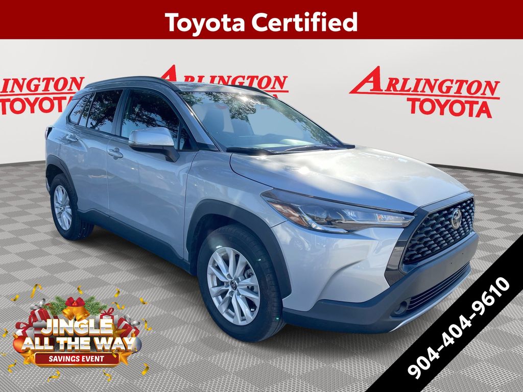 2024 Toyota Corolla Cross LE's photo