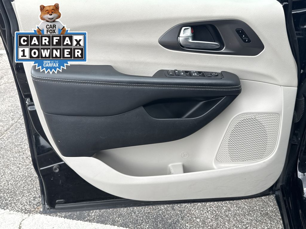 2024 Chrysler Pacifica Touring L - 9